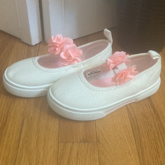 Carter size 7 girl shoes with flower strap like new condition - Picture 2 of 3